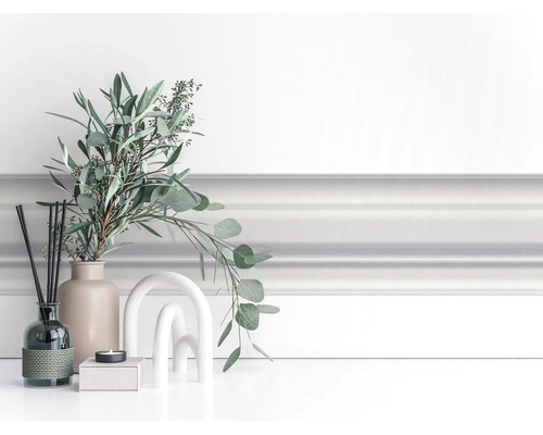 Wandleiste als Stuckprofil zur Wandgestaltung in einem hellen Raum mit Eucalyptus und moderner Dekoration.