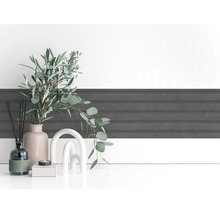 Dunkelgraue selbstklebende Wandbordüre mit Streifenstruktur dekoriert mit Eukalyptuszweigen in einer Vase und modernen Wohnaccessoires.