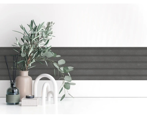Dunkelgraue selbstklebende Wandbordüre mit Streifenstruktur dekoriert mit Eukalyptuszweigen in einer Vase und modernen Wohnaccessoires.