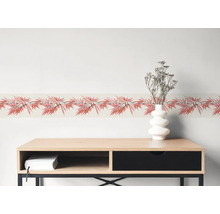 Wandbordüre mit Bambusmuster über einem Sideboard aus Holz mit Vase.