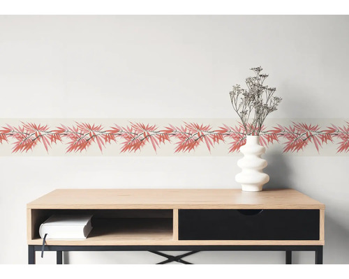 Wandbordüre mit Bambusmuster über einem Sideboard aus Holz mit Vase.