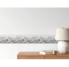 Tapetenbordüre mit maritimen Motiven wie Muscheln und Korallen in Aquarell-Optik auf einer hellen Wand über einer Holzkommode.