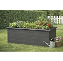 Hochbeet mit Salat, Kräutern und Tomatenpflanzen, Gießkanne und Blumenkorb auf einer Rasenfläche