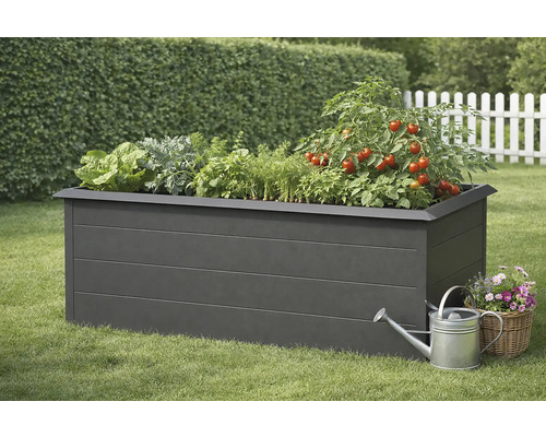 Hochbeet mit Salat, Kräutern und Tomatenpflanzen, Gießkanne und Blumenkorb auf einer Rasenfläche