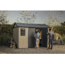 Gartenszene mit Gerätehaus, Personen, Motorrad, Holz und Werkzeugen.