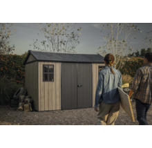 Gartenschuppen mit Doppeltür und zwei Fenstern im Garten