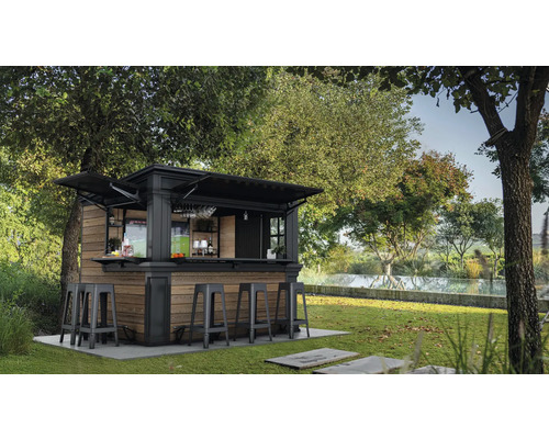 Garten mit Außenbar und Barhockern unter Bäumen