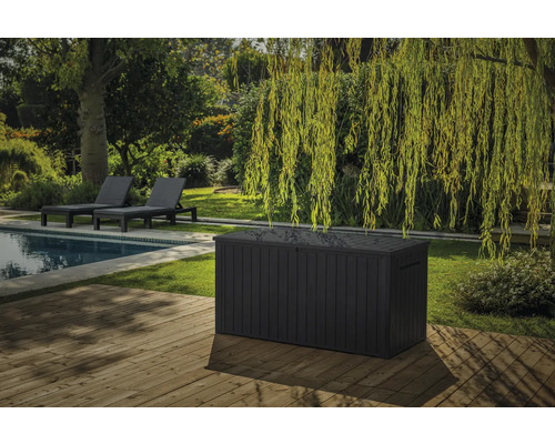 Garten Szene mit Pool, Liegestühlen und einer geräumigen Aufbewahrungsbox aus Kunststoff auf einer Holzterrasse