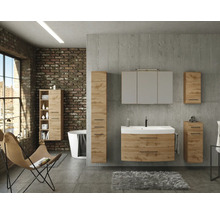 Modernes Badezimmer im Industriestil mit Möbelset in Eichenoptik, Waschtisch mit weißem Becken, Spiegelschrank und Hochschränken.