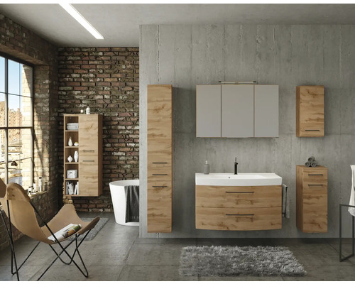 Modernes Badezimmer im Industrial-Stil mit Badmöbeln in Holzoptik, Waschbeckenunterschrank, Spiegelschrank, Badewanne und Sichtbetonwand.