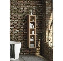 Hohes schmales Wandregal aus Holz mit fünf offenen Fächern an einer Ziegelwand im Badezimmer neben einer Badewanne und einem Teppich.