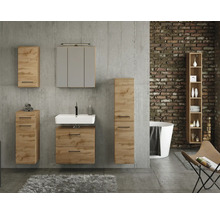 Badezimmermöbel-Set in Eichenoptik bestehend aus Waschtisch, Spiegelschrank und mehreren Schränken in einem Badezimmer im industriellen Stil.
