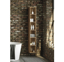 Hohes Wandregal aus Holz mit sechs Fächern an einer Backsteinwand neben einer weißen Badewanne, organisiertes Industriedesign.