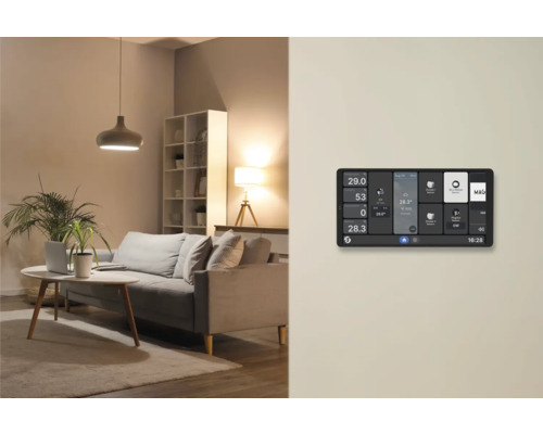 Smart Home Wanddisplay zur Steuerung von Beleuchtung und Temperatur in einem modern eingerichteten Wohnzimmer mit Sofa und Lampen.