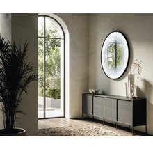 Helles Interieur mit Kommode, Spiegel und Zimmerpflanze