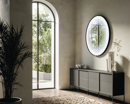 Helles Interieur mit Kommode, Spiegel und Zimmerpflanze