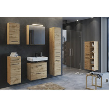 Modernes Badezimmer mit Waschtischunterschrank, Spiegelschrank und Hochschränken in Eiche-Optik vor dunklen Wandfliesen.