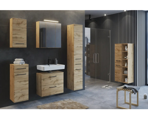 Modernes Badezimmer mit Waschtischunterschrank, Spiegelschrank und Hochschränken in Eiche-Optik vor dunklen Wandfliesen.