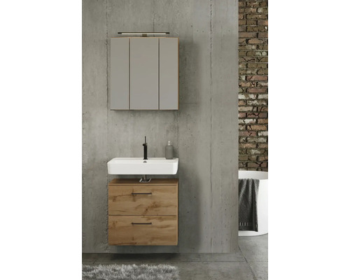 Modernes Badmöbel-Set bestehend aus einem dreitürigen Spiegelschrank mit Beleuchtung, weißem Waschbecken und Unterschrank in Eichenoptik an einer Betonwand.