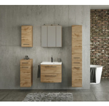 Modernes Badezimmermöbel-Set in Eichenoptik mit Waschtisch, Spiegelschrank, Hochschrank und Beistellschränken vor einer Betonwand im Industriedesign.