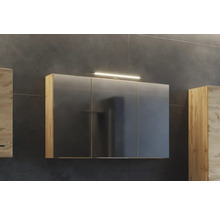 Dreitüriger Spiegelschrank mit LED-Beleuchtung und Korpus in Eichenoptik.