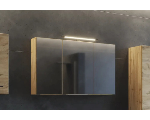 Dreitüriger Spiegelschrank mit LED-Beleuchtung und Korpus in Eichenoptik.