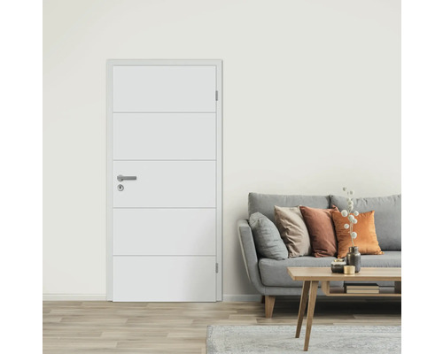 Weiße Innentür mit horizontalen Rillen in einem Wohnzimmer