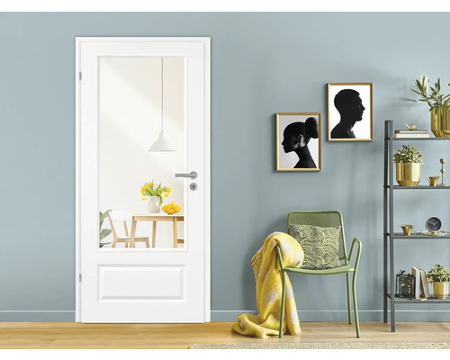Helle Inneneinrichtung mit einer weißen Innentür mit Glaseinsatz