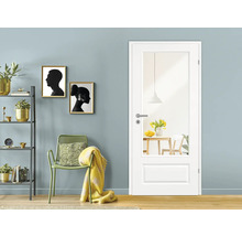 Innenraumansicht mit einer weißen Innentür mit Glaseinsatz