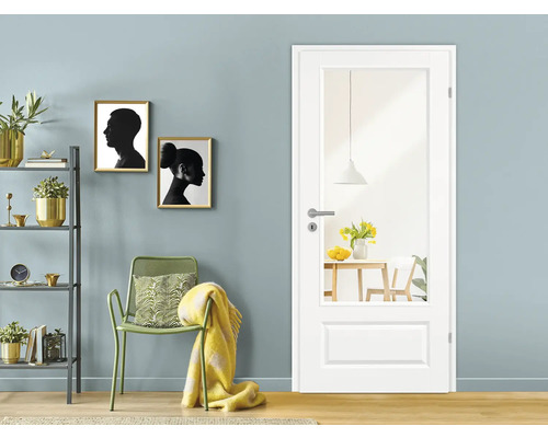 Innenraumansicht mit einer weißen Innentür mit Glaseinsatz