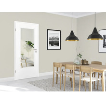 Innenansicht eines Esszimmers mit einer weißen Innentür mit Glaseinsatz.