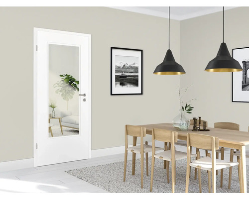 Innenansicht eines Esszimmers mit einer weißen Innentür mit Glaseinsatz.