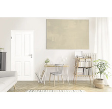 Wohnzimmer mit Tür, Schreibtisch und Bücherregal in heller, freundlicher Atmosphäre.