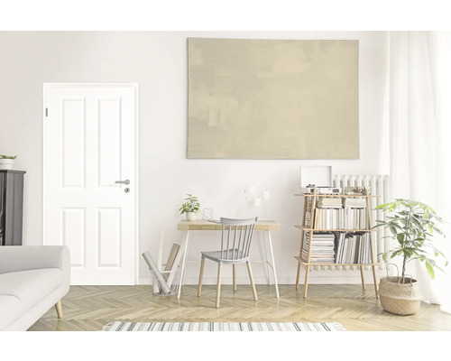 Wohnzimmer mit Tür, Schreibtisch und Bücherregal in heller, freundlicher Atmosphäre.