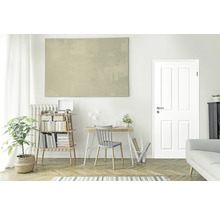 Helles Arbeitszimmer mit Schreibtisch, Stuhl, Bücherregal und Tür