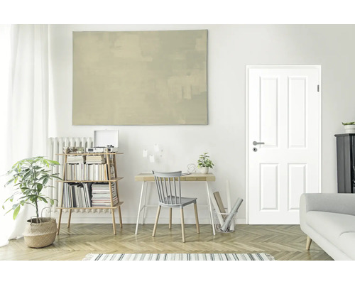 Helles Arbeitszimmer mit Schreibtisch, Stuhl, Bücherregal und Tür