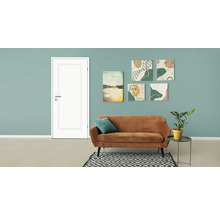 Wohnzimmer mit weißer Innentür, braunem Sofa und dekorativen Wandbildern