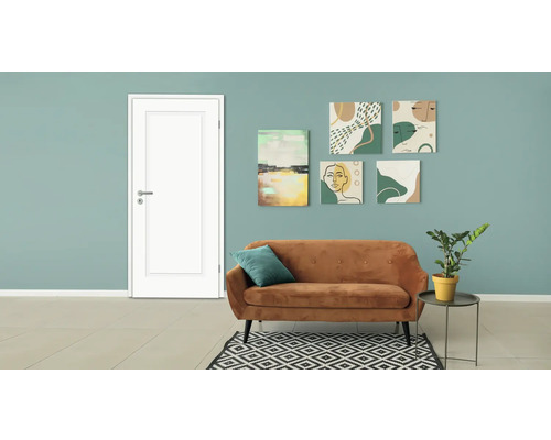 Wohnzimmer mit weißer Innentür, braunem Sofa und dekorativen Wandbildern