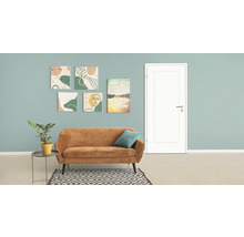 Wohnzimmer mit Sofa, Zimmerpflanze, Teppich und Kunst an der Wand