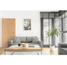 Wohnzimmer mit grauer Couch, Holztisch und Tür