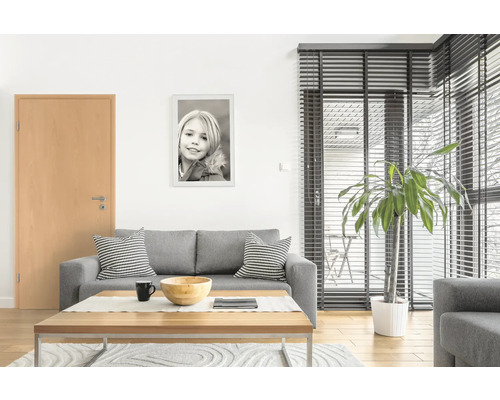 Wohnzimmer mit grauer Couch, Holztisch und Tür