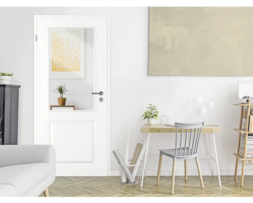 Innenszene mit weißer Innentür mit Glaseinsatz