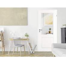 Helles Wohnzimmer mit Schreibtisch und Innentür mit Glaseinsatz