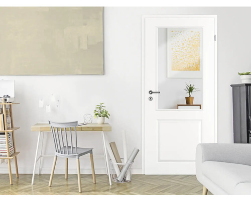 Helles Wohnzimmer mit Schreibtisch und Innentür mit Glaseinsatz