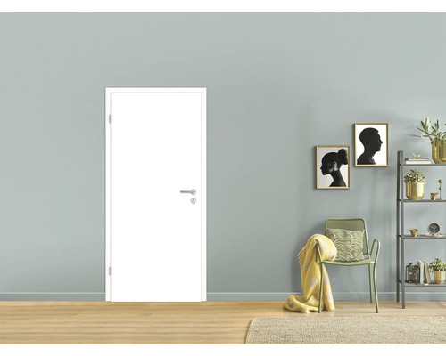 Weißes Innentürblatt mit Drückergarnitur in einem hellen Raum