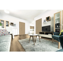 Wohnzimmer mit Möbeln, Teppich und Innentüren