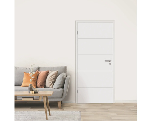 Helle Innentür mit horizontalen Zierleisten in einem Wohnzimmer