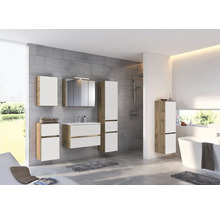 Modernes Badezimmer-Möbelset in Weiß und Holzoptik mit Waschbeckenunterschrank, Spiegelschrank und Hochschränken in einem hellen Badezimmer.
