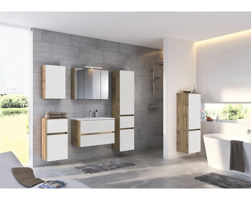 Modernes Badezimmer-Möbelset in Weiß und Holzoptik mit Waschbeckenunterschrank, Spiegelschrank und Hochschränken in einem hellen Badezimmer.