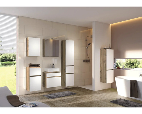 Modernes Badezimmermöbel-Set in Weiß und Holzoptik, bestehend aus Waschtisch, Spiegelschrank und Hochschränken in einem hellen Badezimmer.